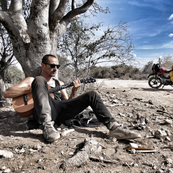 Matěj Homola Wohnout hraje na kytaru Furch Guitars